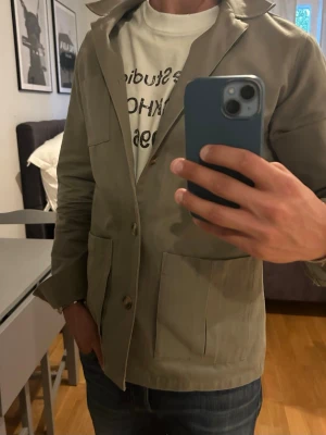Acne t-shirt - Snygg och trendig svart t shirt från Acne. En tidlös accessoar för den modemedvetna som är sparsamt använd. Stilett M, men passar L. Skicka 9/10! Priset är inte hugget i sten så skicka gärna prisförslag✅ Skriv vid frågor eller funderingar i DM🍾
