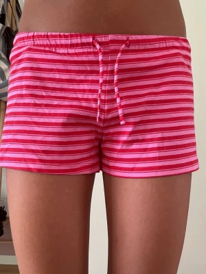 Randig shorts - Säljer dessa så sköna shortsen från bershka! Aldrig använda och lappen är kvar💞💞säljer då jg köpte fel storlek