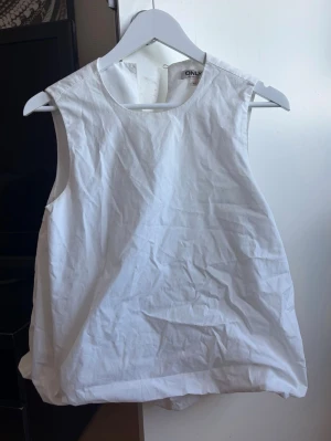 Puffig blus - Säljer denna superfina blus! Den är puffig nertill så går ut lite där nere💕 