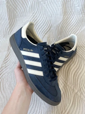 Adidas Spezial sneakers  - Säljer ett par sköna Adidas Spezial sneakers! | Mycket fint skick på skorna förekommer något mindre tecken på användning! | Storlek 45 1/3. | Ställ gärna frågor innan du köper!