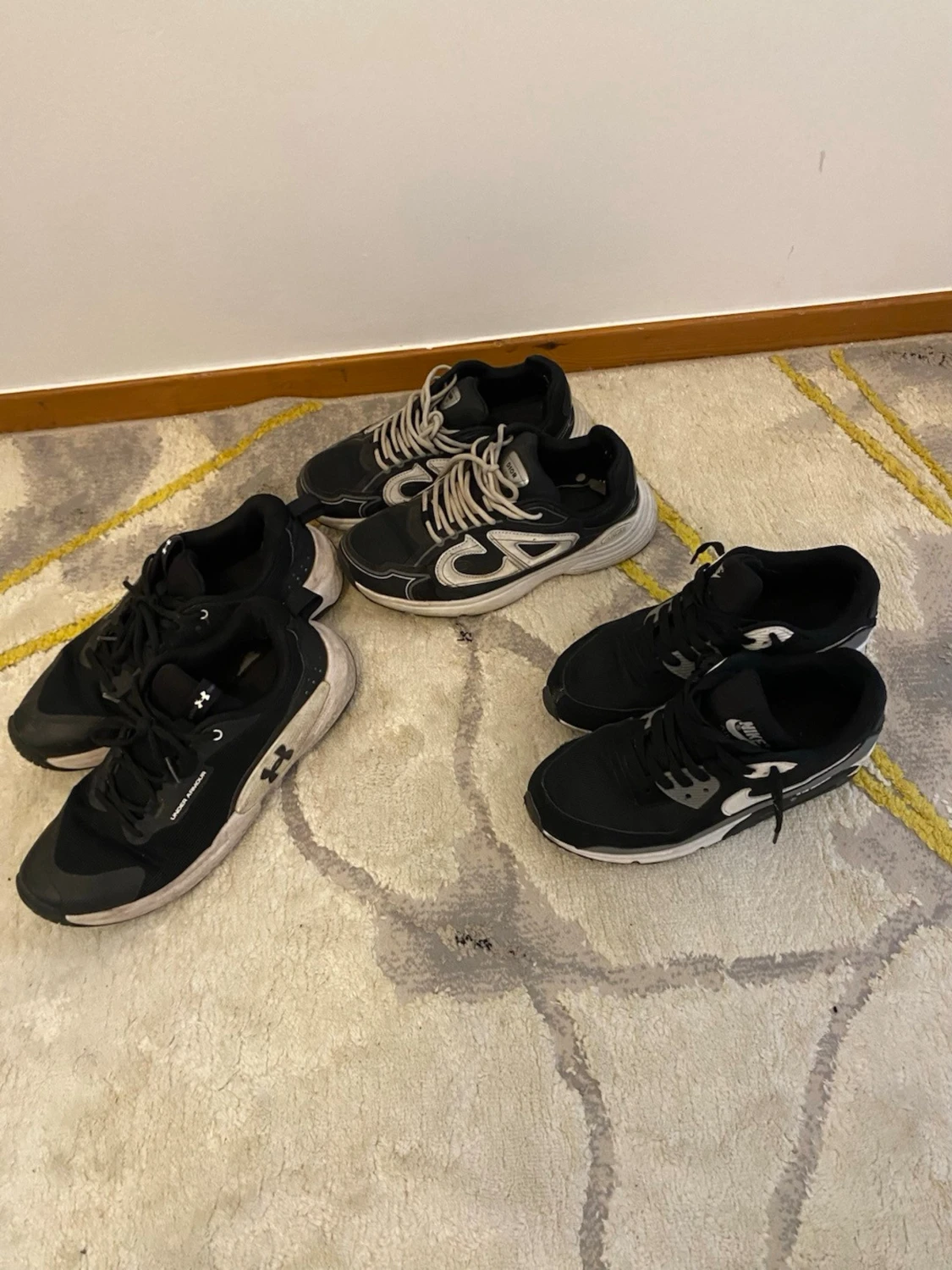 Svarta sneakers från Nike och Under Armour
