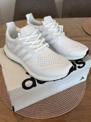 Adidas Ultraboost 1.0 - Adidas Ultraboost 1.0, Skick: 10/10 – helt oanvända, kommer med originalbox. Vid frågor eller intresse, skicka gärna ett DM.