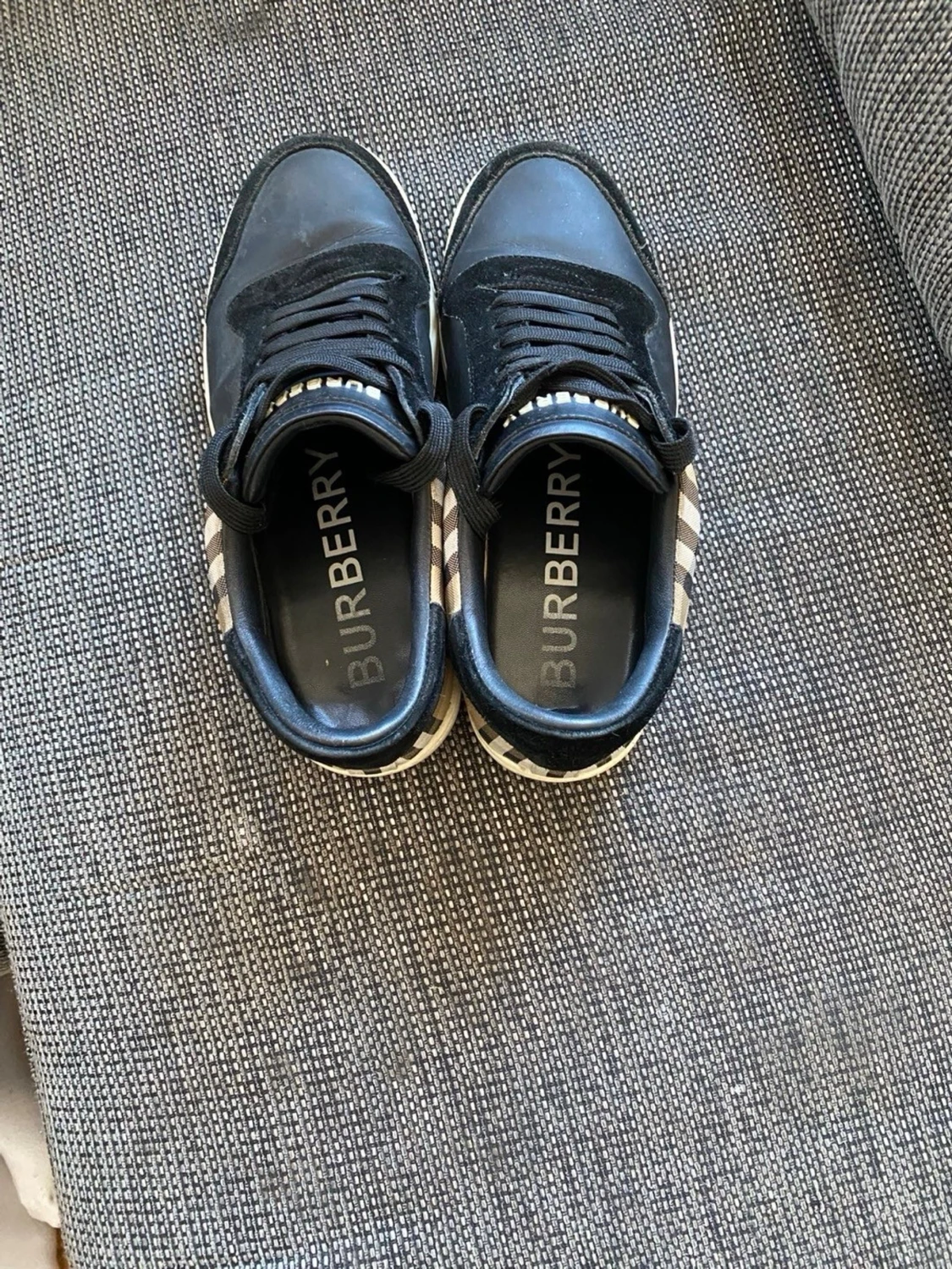 Svarta Burberry sneakers med rutmönster