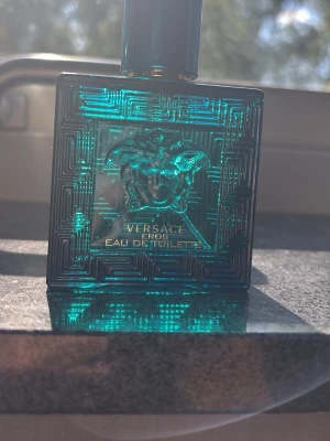 Versace Eros Eau de Toilette 100ml - Söker byten på denna  vercase jag skulle uppskatta cirka 45 ml kvar av 50 möjliga kan även tänka mig att sälja kom med bud 