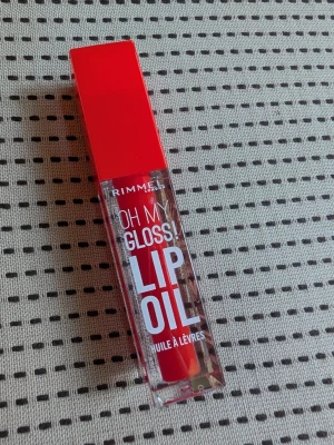 Rimmel Oh My Gloss! Lip Oil röd - Helt ny, ej öppnad läppolja. Nypris 148kr. Rimmel Oh My Gloss! Lip Oil med transparent formula. Vegansk och cruelty free, tillverkad i Italien. Perfekt för dig som vill ha glansiga och återfuktade läppar med lätt färg.