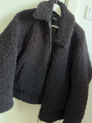 Svart Teddyjacka från Zara - Super fin o lite oversize Teddy jacka från Zara i storlek XS. Använd bara några gånger så i super fint skick.