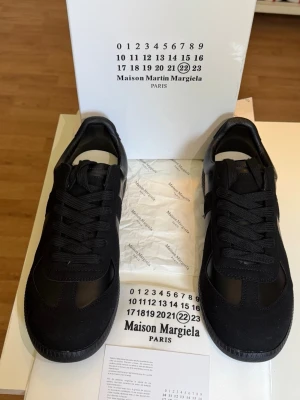  svarta sneakers. -  Säljer ett par Svarta sneakers. Helt oanvända, priset kan diskuteras! Fråga gärna om fler bilder.