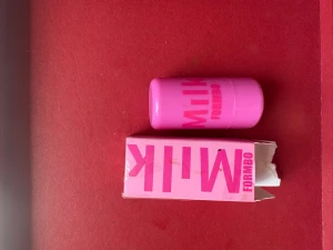 Milk Makeup blush stick red chill - Blush stick från Milk formbo Makeup i en snygg rosa förpackning. Kompakt och smidig att ta med i väskan. Stickformat gör appliceringen enkel och snabb. Perfekt för dig som gillar trendiga och färgglada produkter.