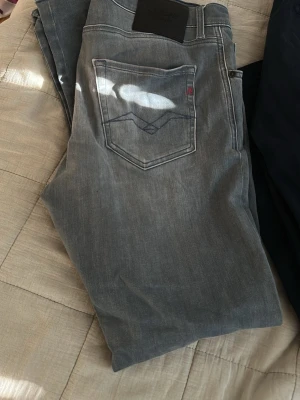 Jeans, chino byxor, samt linne byxa till salu - (1): replay slim tapered 30/32 skick 9,5/10.  (2): Två John Henric byxor Navy och Olivgrön(färgen syns fel på bilden) nyskick 10/10.  (3): NNO7 Linnebyxor 31/32 Sand/vit färgad skick 8,5/10.  (4) Jack&Jones Vita byxor 32/32 lite baggy av sig skick 7,5/10.  (5): Calvin Klein svarta jeans 30/32 slim fit skick 8/10 (6): Blå Calvin Klein jeans slim fit 31/30 skick 8/10.                                                 Hör av vid intresse så hittar vi ett pris som passar båda