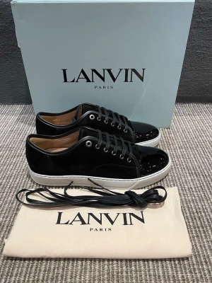 Lanvin skor (nya) - Hej, säljer nu dessa svin snygga lanvin skor. Skorna är nya!  Begränsat antal boxar och dustbag. Hör av dig vid frågor.
