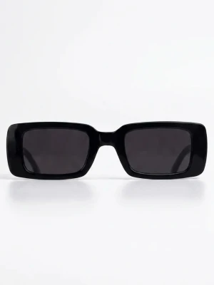 COLESICE sunglasses - Stilrena solglasögon med bred, rektangulär form och svarta bågar. Glasen är mörka och ger en cool, minimalistisk vibe. Perfekta för dig som gillar en edgy look och vill sticka ut med accessoarerna.