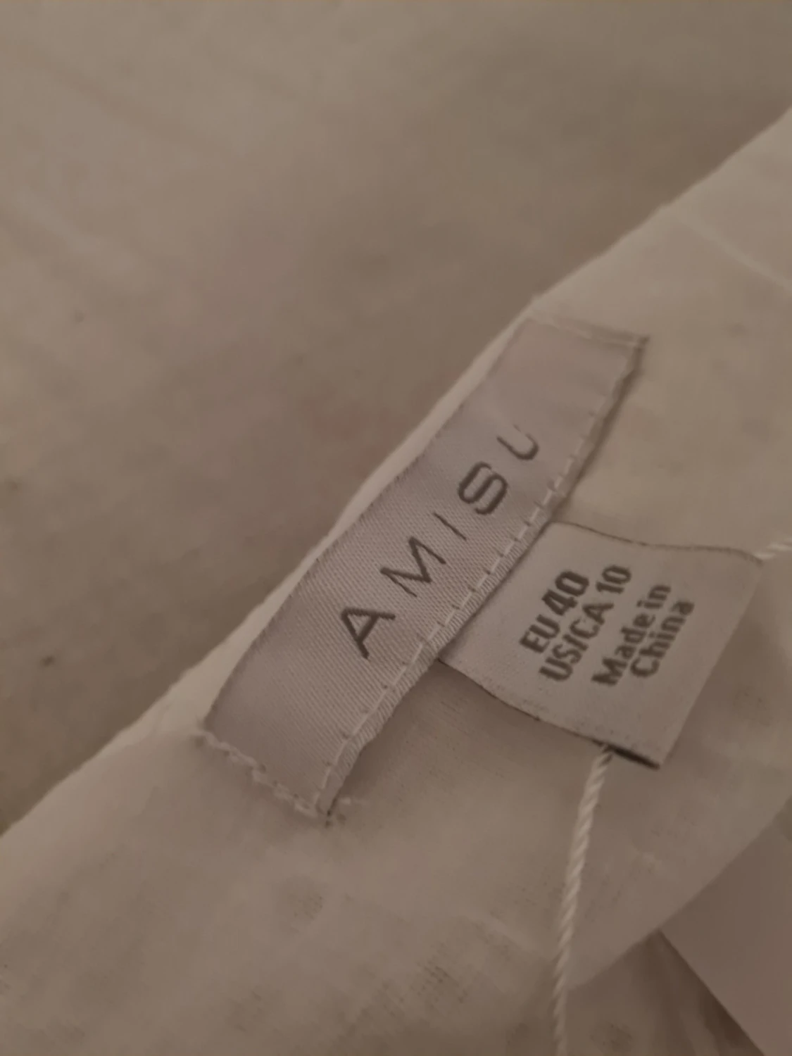Vit omlottklänning med broderade detaljer - 2