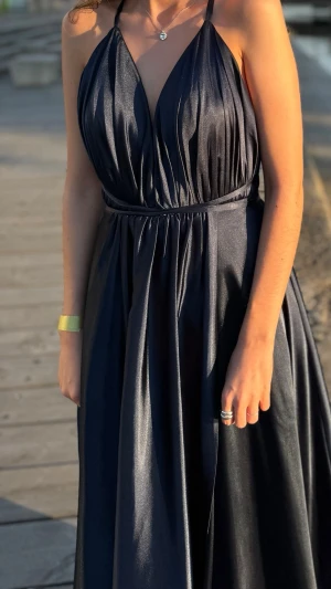 Marinblå balklänning i XS - Säljer en jättefin marinblå balklänning som använts vid två baler. Klänningen är i storlek XS och i mycket fint skick. Den har ett elegant fall, tunna axelband och en smickrande passform. Jag är 158 cm lång och klänningen var lite för lång på mig, så den passar perfekt om du är några centimeter längre.
