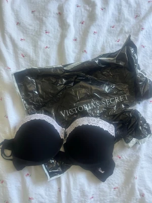 Victoria's Secret bh - Victoria secret wear everywhere super push up bh 🫶🏻 helt ny med prislappar på! Säljer då jag köpte fel modell🥰 spetsen är baby rosa men det framgår inte på bilderna 😊s