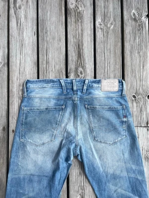 Ljusblå replay Anbass jeans - Ijusblåa replay anbass i storlek 31/32. Jeansen är i gott skick och har inte används så mycket. Hör gärna av er vid intresse eller frågor!