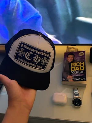 Chrome Hearts Truckercap - Säljer min Chrome hearts truckercap perfekt inför sommaren fraktar inom 24H OBS Paket levererat 3 dagar efter köp! 