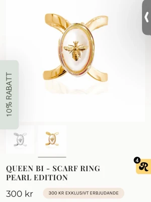 Ioaku queen bi scarf ring - Säljer då den ej kommer till användning! Nyskick! Köpte den för fullpris men kan tänka mig gå ner i pris vid snabb affär då jag vill bli av med den💗