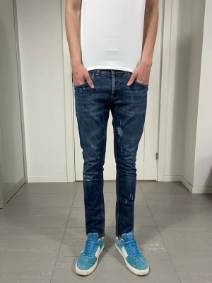Dondup George Jeans  - Säljer nu dessa Dondup George jeans med snygga slitningar i populär design, skriv för fler bilder/frågor🙌🏼