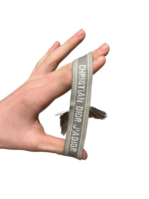 Dior Armband - Dior Armband 🇫🇷|| Passar alla || Justerbart ✅|| Galet snyggt || Grått 🩶|| Passar till alla outfits || Lägg ett prisförslag! 💰|| Hör av dig om du undrar något! 