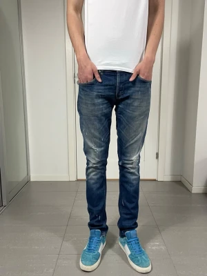 Dondup George Jeans - Säljer nu dessa Dondup George jeans med snygga slitningar i populär design, skriv för fler bilder/frågor🙌🏼