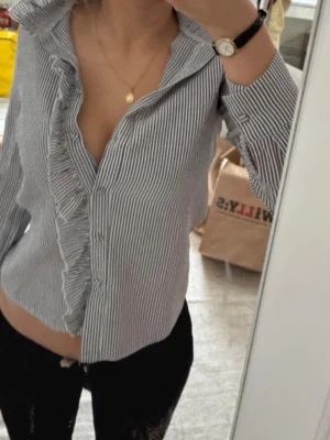 Sommar skjorta blå med volanger - Superfin blå vit skjorta utan skavanker