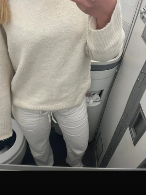 Vita linnebyxor Lågmidjade  - Säljer ett par vita linnebyxor med avslappnad passform och dragsko i midjan. Byxorna har raka ben och praktiska fickor framtill. Perfekta för en chill och stilren look. Materialet är svalt och luftigt linne.