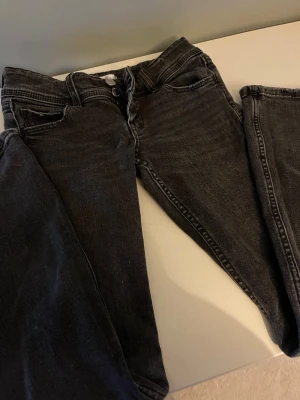 Mörkgråa jeans ifrån Gina tricot storlek 146 - Säljer ett par mörkgråa jeans från Gina tricot. använda men ändå väldigt bra skick. Säljer då de inte passar längre. Storlek 146.