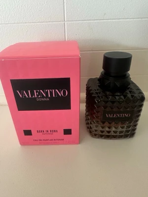 Valentino ’Born in Roma Intense’ - Valentino ’Born in Roma Intense’ 50ml (knappt använd, ca 95% kvar)