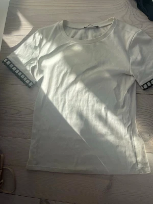 Vit t-shirt med detaljerade ärmslut - Snygg vit t-shirt med detaljer på ärmarna och den ör super mjuk och jätte fin❣️