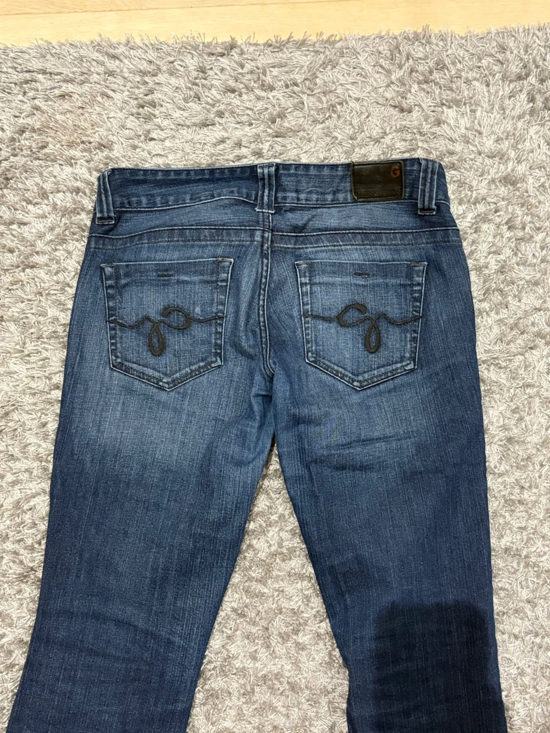 Blå bootcut jeans med broderade fickor