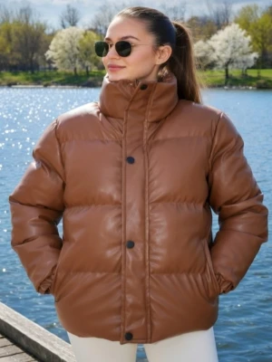 HELT NY OCH OANVÄND snygg brun höst / vinterjacka. Strlk: Small, 36 - HELT NY OCH OANVÄND snygg brun höst/vinterjacka i läderimmitation. Strlk: Small, 36. Polyuretan, polyester/vadderad. Har dragkedja, knappar, fickor. INGA defekter. Varm och skön. 