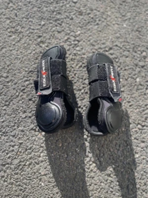 Svarta benskydd från EquiXpert - Säljer ett par svarta benskydd från EquiXpert med kardborreband. Storleken är pony. Skriv såklart till mig ifall du har några frågor eller funderingar!❤️🤗