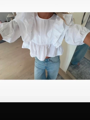 Volang blus - Super söt blus från zara en liten fläck som knappt syns (se sista bilden )❤️❤️
