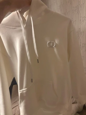 Vit dior hoodie - Säljer en fin hoodie som är vit märket dior aldrig använt den kom för lite på mig därför jag säljer den pris kan sänka ifall du inte gilla den. Passar m och s