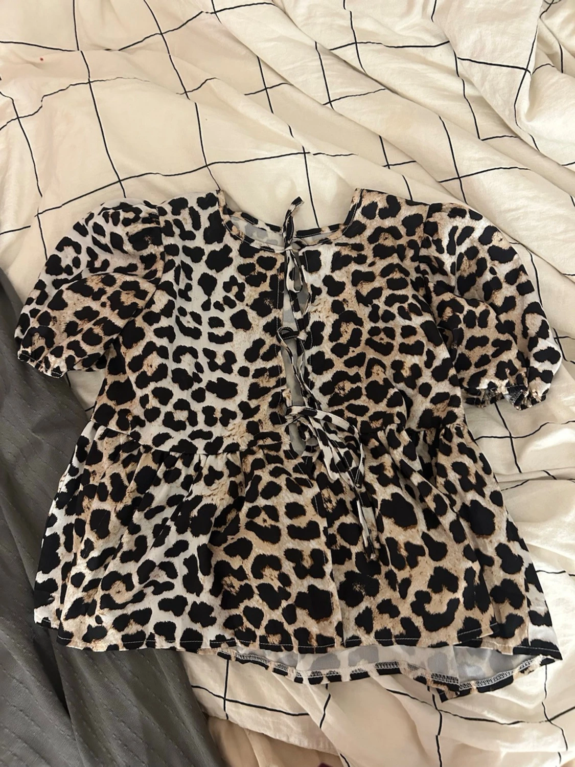 Leopardmönstrad blus med puffärm - 1