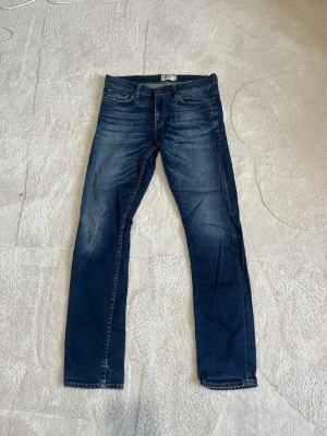 Dobber jeans - Snygga Dobber jeans, midja 39cm, längd 101cm, benöppning 17cm