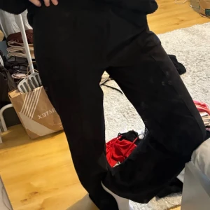 Svarta kostymbyxor från madlady - Svarta raka kostymbyxor, superfina från madlady! Sitter som s/34 Kan gå ner i pris💕