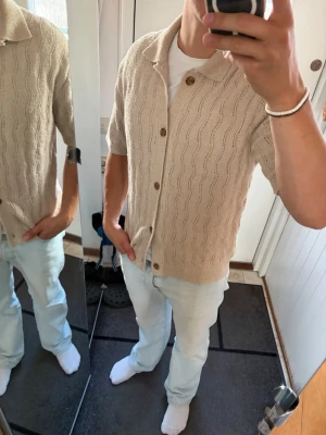 Sommar piké från Zara - Schysst sommar piké från Zara med knappar. Knappt använd så riktigt bra skick!