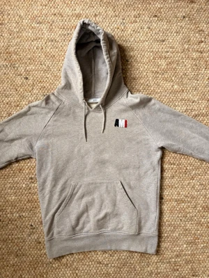 Ami Paris hoodie  - Säljer denna feta Ami Paris hoodien👌. Nypris=ca 3000kr🤝. Skick: 10/10 i princip nyskick!🌟, storlek M. Hör gärna av er vid frågor eller funderingar👍