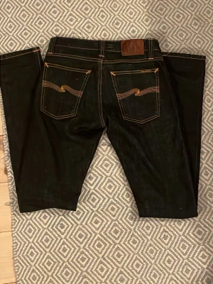 Nudie jeans - Feta jeans från nudie, mörkblåa, fint skicka, slim fit, storlek L32, kontakta om intresserad!💛