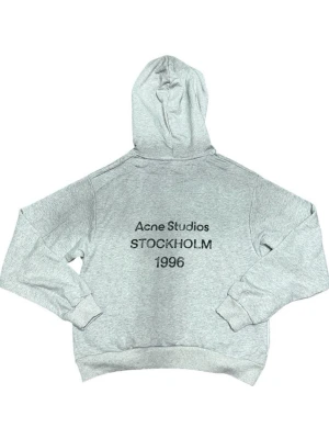 Acne Studios Hoodie Grå - Klassisk hoodie från Acne Studios i grått. Som vanligt med Acne är passformen oversized – storlek S passar även M för en mer slim fit. Skick: 9/10 Pris kan diskuteras 📦 Skickas eller möts upp