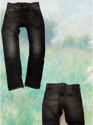 Svarta slim jeans från Jack and Jones - Säljer ett par svarta slim fit jeans från Jack and Jones med snygg tvättad look och klassiska fem fickor. Jeansen har svarta sömmar och Jack and jones -logga på bakfickan. Materialet är stretchigt för extra komfort och passform. Skriv vid minsta lilla, priset är diskuterbart👍