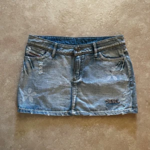 DIESEL jeanskjol  - Så fin kjol med blomdetaljer och slitningar, för stor på mig som brukar ha S, så håller in kjolen lite på bilderna. Står XXXL på lappen, uppskattar däremot till M. Midja 42cm, längd 30cm 🌼