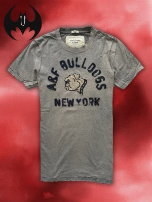 Vintage Abercrombie & fitch T-Shirt - Säljer denna sällsynta och eftertraktade Abercrombie & Fitch polo shirt | Mycket Bra skick | Size M | Längd: 70cm Bröstvidd: 49cm | Skyltdocka: M - 48 cm axlar, 75 cm midja | Lägg endast bud med avsikt att köpa nu, inga fördröjning!