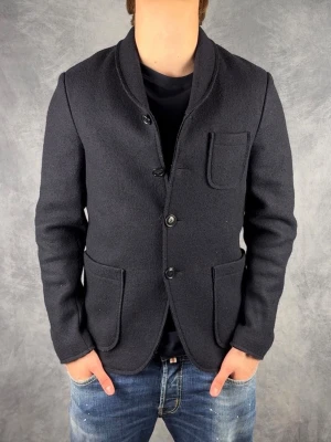 Aspesi Overshirt - Skick: 8,5/10. | Ingår: endast overshirten. | Nypris: +- 6000 SEK. | Modellen är 176 och väger 70kg.