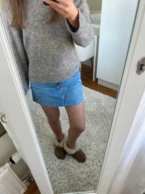 Blå jeanskjol i kort modell - Superfin jeanskjol, omsydd själv så allting kan vara lite ojämt och stygnen osv💗