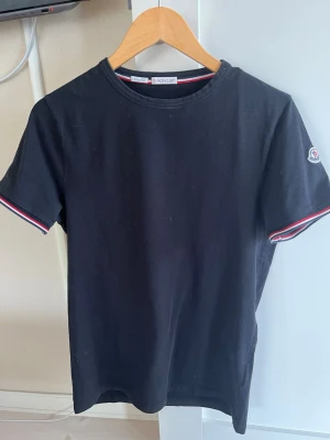 Svart Moncler t-shirt  - Svart t-shirt från Moncler, i mycket fint skick!🙌🏻