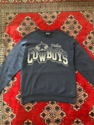 Vintage Amerixan Football Dallas Cowboys Sweatshirt - Vintage American football Dallas Cowboys sweatshirt  Tighter around the waist for a nice fit  In good condition  Size L  Lenght 66cm Width 50cm  If you have any questions or offer, let me know:) 