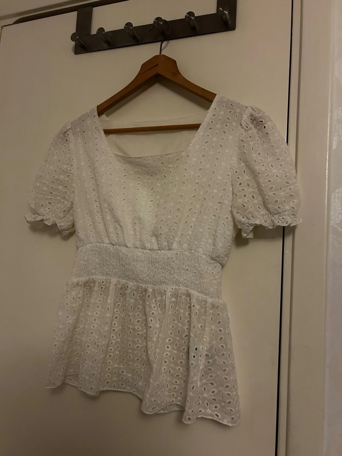 Vit blus med broderade detaljer