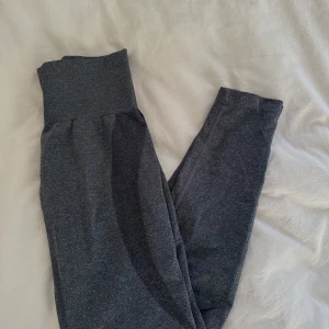 Speckled contour seamless leggings - NVGTN - Ett par jätte bekväma tights ifrån NVGTN